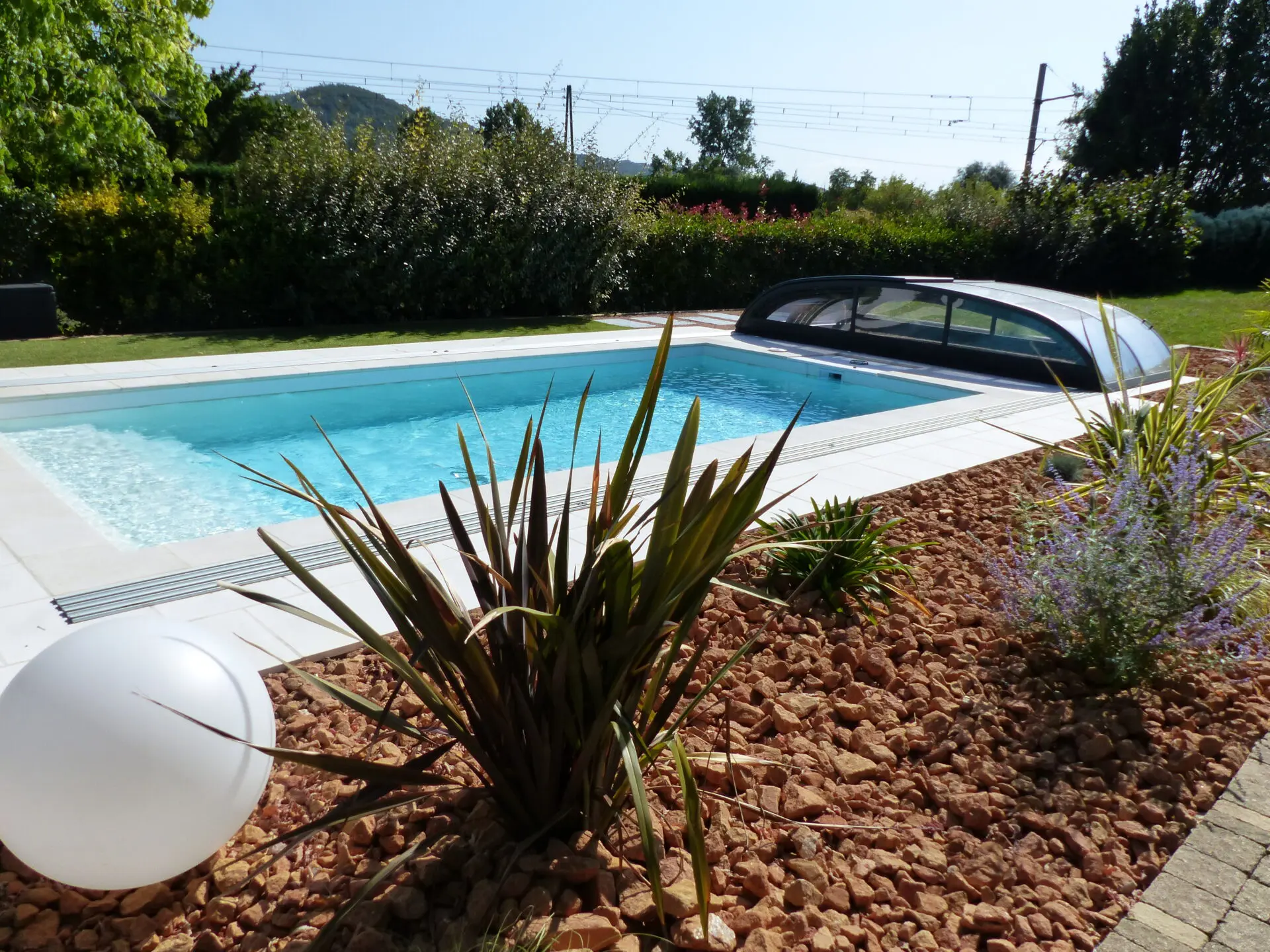 Après-piscine-coque-abri-piscine-Tupin (1)