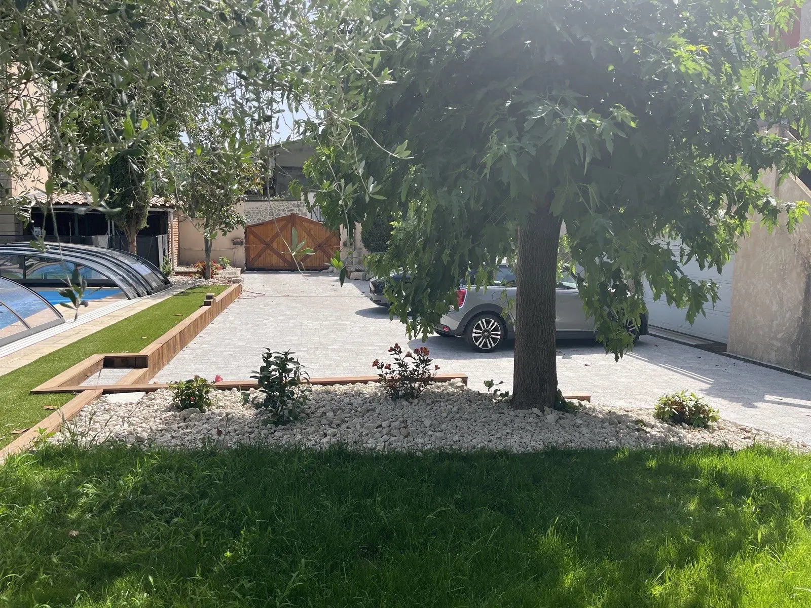 aménagement-global-jardin-cour-pavé-massif-potager-gazon