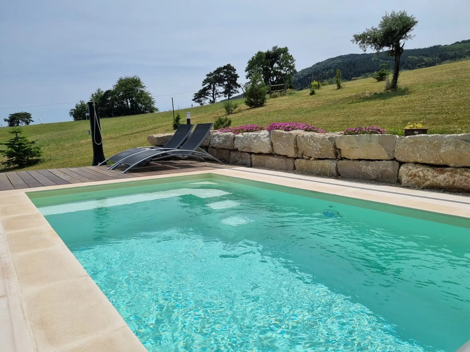 piscine mini traditionnelle avec ses plages suspendues en béton et plancher bois sur la commune de Les Haies (1)