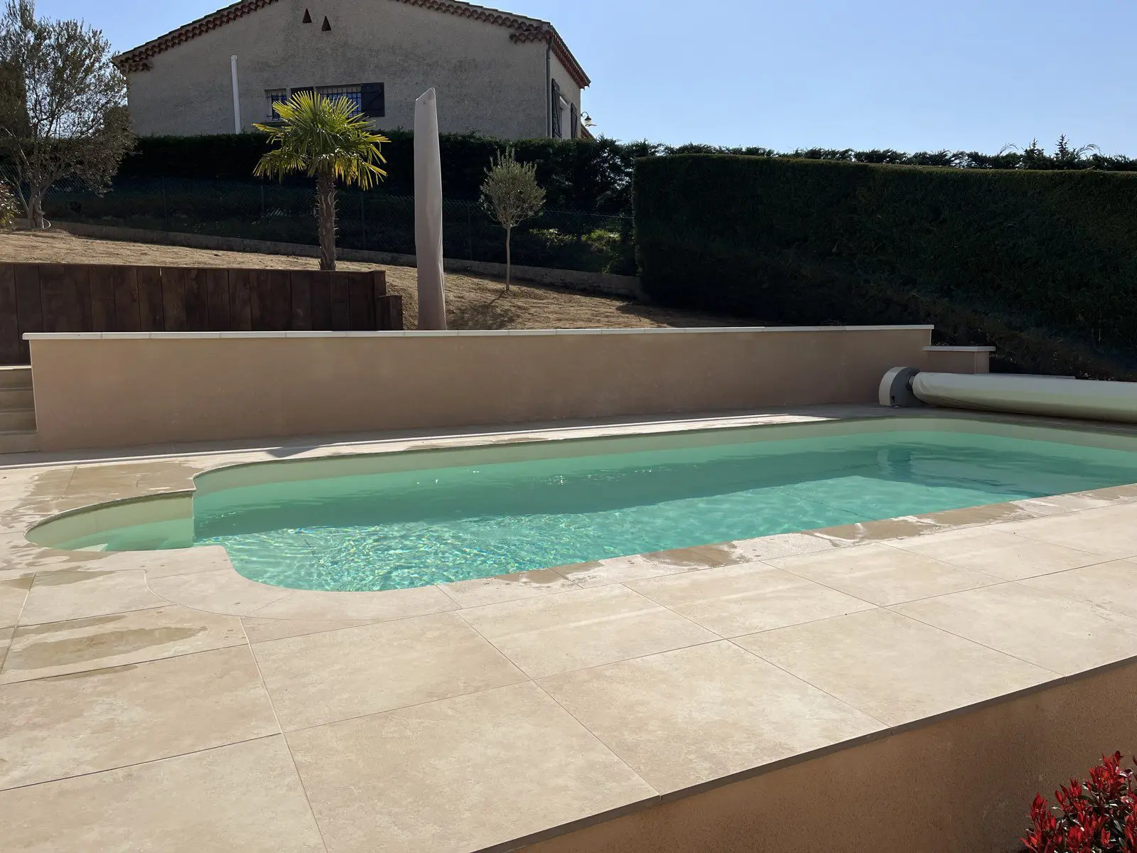 Après-Rénovationplages-piscine-terrasse-bois-mur-enduit-ST-Clair-du-Rhône